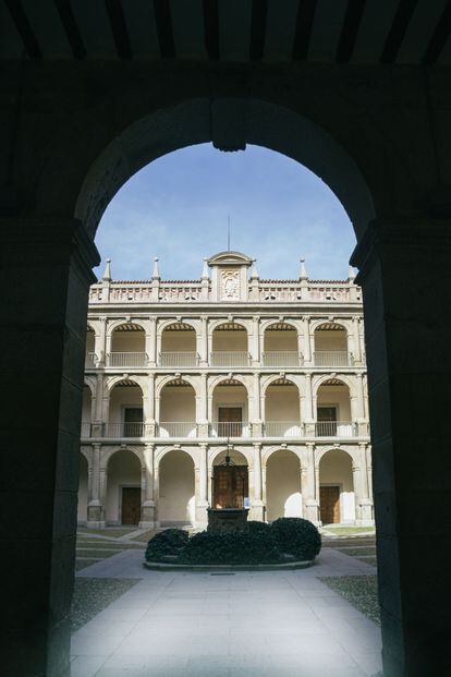 Patio de la Universidad de Alcalá de Henares, ciudad en la que nació el escritor.