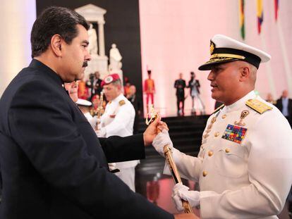 Nicolás Maduro condecora a un militar, el miércoles, en Caracas.
