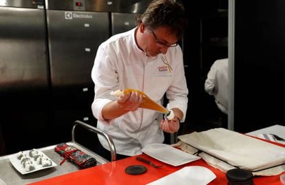 El chef donostiarra Andoni Luis Aduriz, (Mugaritz) presenta Armonías inversas', mientras elabora una de sus creaciones en Madrid Fusión.