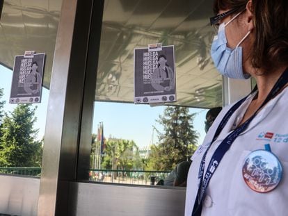 Médicos especialistas, ante las puertas del Doce de Octubre este lunes, en su primer día de huelga indefinida.