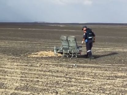 Equips de rescat russos inspeccionen restes de l'avió a Hassana (Egipte).