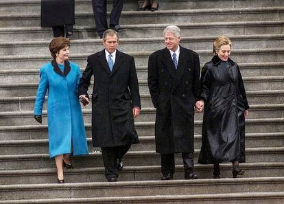 George y Laura Bush, el 20 de enero de 2001, bajan los escalones del Capitolio junto al expresidente Bill Clinton y su esposa, Hillary, en Washington.
