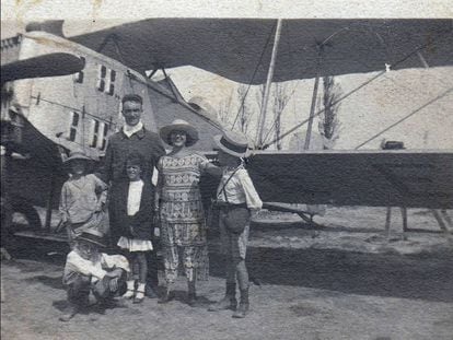 El pilot Louis Delrieu i Josefina Chesa, amb els nens Mercader: Pablo (assegut), Ramón, Montserrat i Georges (1923). L’aviador descentrà emocionalment la mare de Ramón.