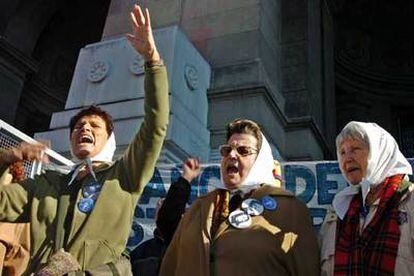 Las madres de Plaza de Mayo, Tati Almeida (izqda.), Haydée Gastelú (centro) y Eva Jarach (dcha.), celebran en Buenos Aires (Argentina) la anulación de las leyes.