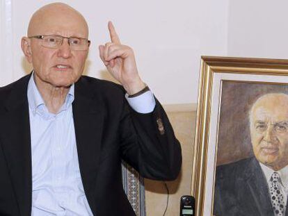  Tammam Salam, sentado al lado de una foto de su padre, el exprimer ministro Saeb Salam, en su casa de Beirut, el viernes