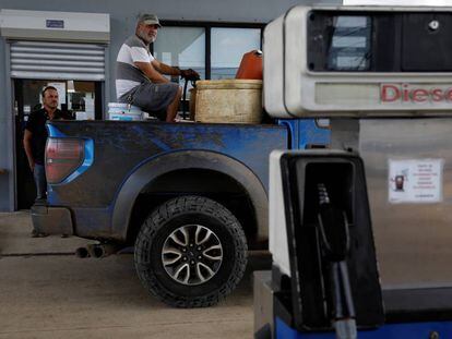 Un hombre en una gasolinera en Puerto Rico.