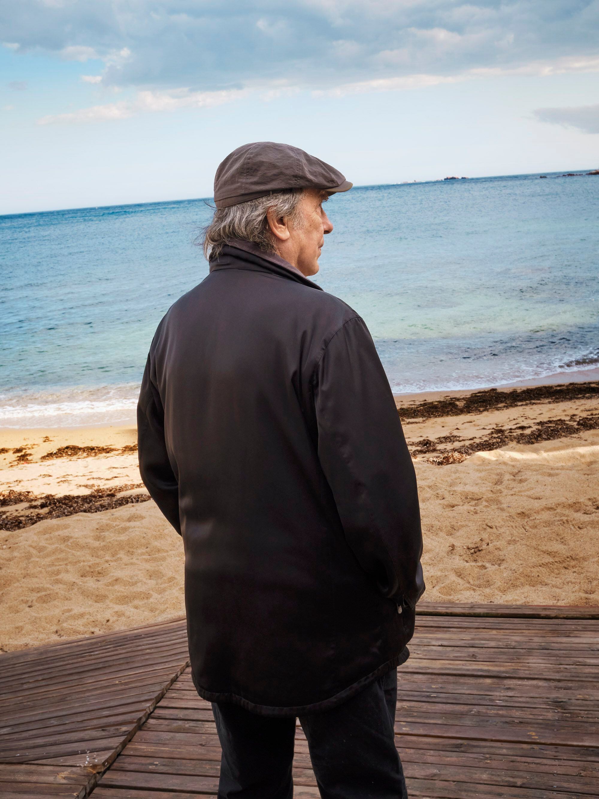 Serrat, en Calella, “entre la playa y el cielo”, como cantaba en el tema que da título al disco.