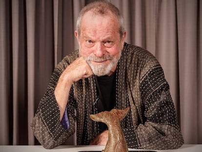 Terry Gilliam junto a su premio. En vídeo, tráiler de 'El Hombre que mató a Don Quijote'.