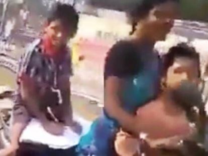 Un motorista ha grabado el vídeo en India y lo ha compartido en redes sociales.