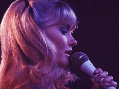 (MANDATORY CREDIT Gutchie Kojima/Shinko Music/Getty Images) Olivia Newton-John performing on stage at the Budokan, Tokyo, Japan, October 1978. She performed there on 17th and 18th.  (Photo by Gutchie Kojima/Shinko Music/Getty Images)