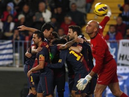 Los jugadores del Barcelona celebran el segundo gol.