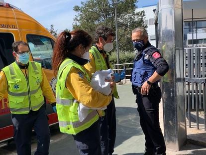 Sanitarios del Samur llevan en brazos a la bebé en el momento de su ingreso en el hospital La Paz.