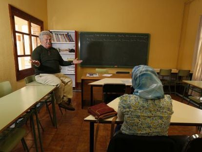 Francisco Caballero en el Centro Cultural de Sonseca (Toledo) durante una clase de alfabetizaci&oacute;n a alumnas inmigrantes. 