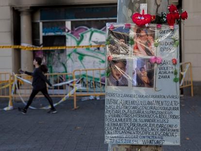 El cartel de la familia de la mujer fallecida en el incendio de la plaza de Tetuan donde piden ayuda para repatriar su cuerpo a Rumanía.