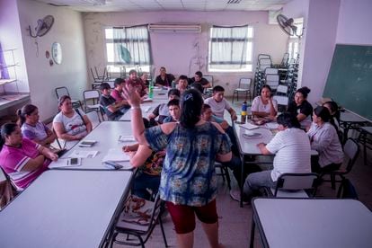 Un grupo de adultos recibe clases de educación bilingüe en El Sauzalito, Argentina