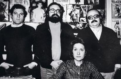 Marsé, Perich, Vázquez Montalbán y Rosa Esteva, en la oficina de la revista ‘Por Favor’, en 1974.