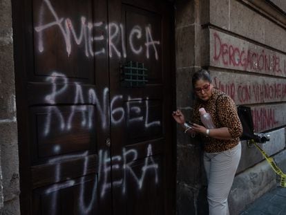 Pintas realizadas por el colectivo VIHVELibre en las inmediaciones del Congreso de Ciudad de México, este martes.