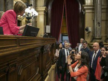 La presidenta de Ciudadanos en Cataluña se ha acercado al estrado de la presidenta del Parlament en una suspensión de la sesión