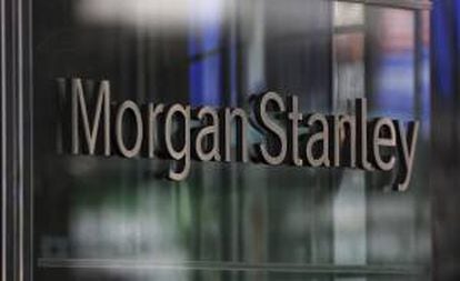 Foto del logo de la compañía colocado a las puertas de las oficinas del banco estadounidense Morgan Stanley en Nueva York (Estados Unidos). EFE/Archivo