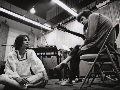 Al Kooper, con blusa blanca, y Mike Bloomfield, en las grabaciones.