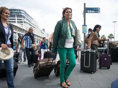 Turistas reci&eacute;n llegados al puerto de Barcelona. 