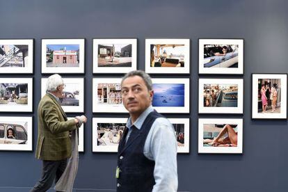 Visitantes de la feria Paris Photo recorren uno de los estands del Grand Palais, con fotos de Joel Meyerowitz.