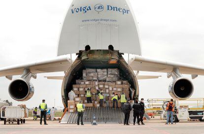 Un avión con 65 toneladas de material sanitario procedente de China aterriza en el aeropuerto de Valencia-Manises, en 2020.