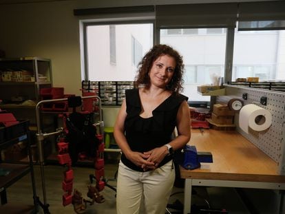 Elena García Armada, premio Inventor Europeo 2022, posa en su empresa Marsi Bionics, ubicada en el polígono tecnológico de Rivas Vaciamadrid.