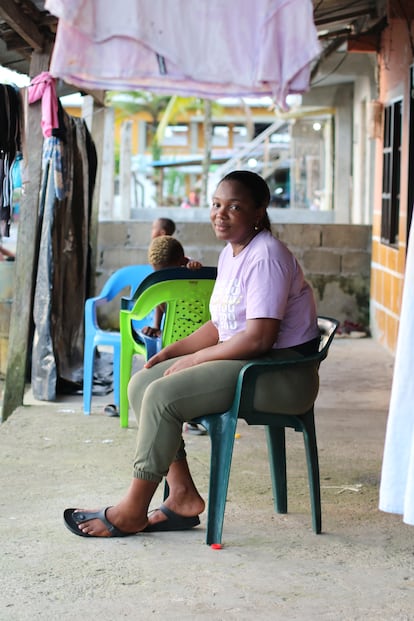 Yuladis Padilla en la entrada de su casa, en el barrio de Obapo, Quibdó.