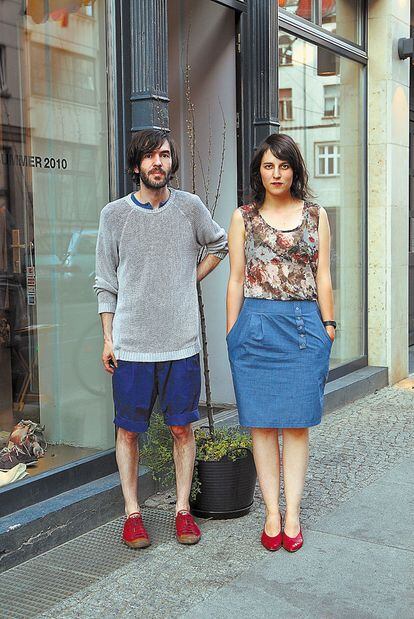 Silvia Salvador y Nando Cornejo, alias Poti Poti, ante su tienda de Berlín, donde celebraron su fiesta patrocinada por Tanqueray durante el Bread & Butter.