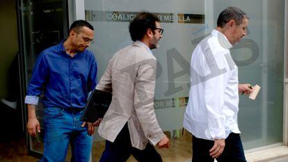 El número 3 de CPM (de azul) junto a su abogado y Mustafa Aberchán (camisa blanca) salen de la sede de CPM esta tarde. 23 de mayo de 2023. Foto Antonio Ruiz