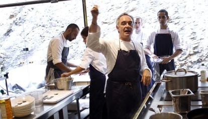 Ferran Adrià, en el restaurante de Roses durante los preparativos para la última cena que se dio hace un año.