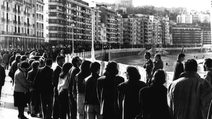 Más de 10.000 personas participaron en una cadena humana convocada por Gesto por la Paz en San Sebastián en 1989.