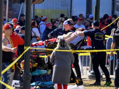 Una mujer es llevada en camilla a una ambulancia tras el desfile de los Chiefs en Kansas City, Misuri.