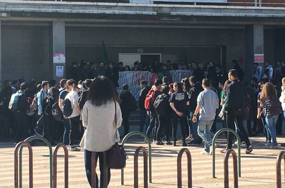 Estudiantes en huelga a las puertas de la Facultad de Filología de la Universidad Complutense.