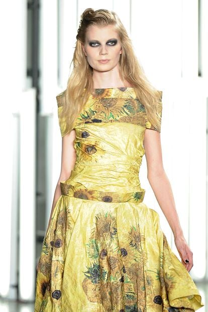 Rodarte se decanta por el arte para formar parte de la tendencia extrema de la temporada. Como este vestido con los girasoles de Van Gogh.