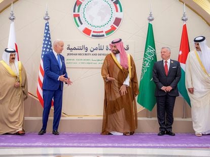 Joe Biden se dirige al príncipe heredero saudí, Mohamed Bin Salmán, en la cumbre de seguridad y desarrollo, en Yeddah el sábado.