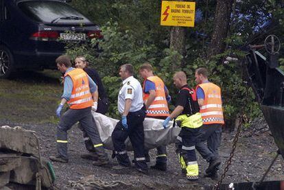 Miembros de los servicios de rescate trasladan a tierra firme, desde la isla de Utoya, el cadáver de una de las víctimas.