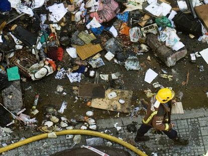 Bosses plenes d'escombraries després d'un incendi en un habitatge a Rubí on vivia una dona amb síndrome de Diògenes.