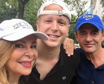 Álex Lequio con sus padres, Ana Obregón y Alessandro Lequio, en una imagen de Instagram.
