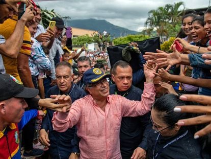 Gustavo Petro mientras saluda a los habitantes del municipio de El Tarra, Norte de Santander (Colombia).