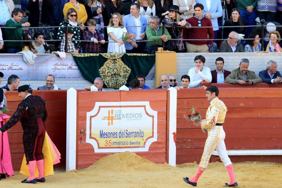 Jesulín de Ubrique en la plaza y su esposa en el tendido.