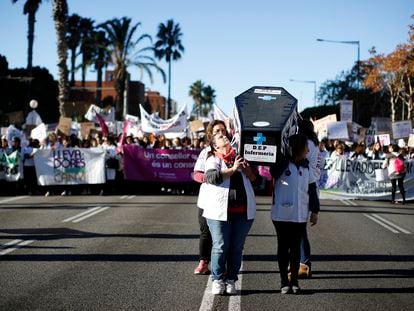 Centenares de enfermeras se manifiestan en la DIagonal de Barcelona contra el acuerdo salarial del ICS, este viernes.