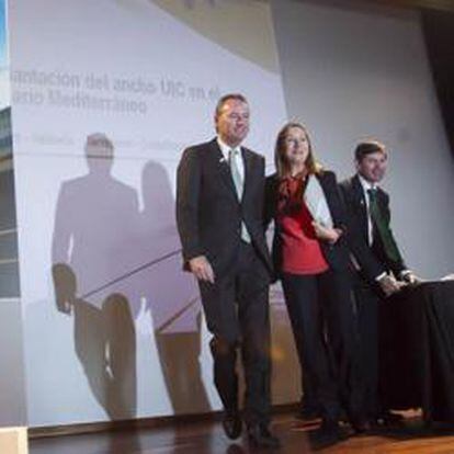 La ministra de Fomento, Ana Pastor, junto al presidente de la Generalitat Valenciana, Alberto Fabra, y el alcalde de Castellón, Alfonso Bataller