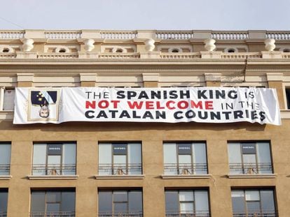 Pancarta contra la presencia de Felipe VI en homenaje por el 17-A.