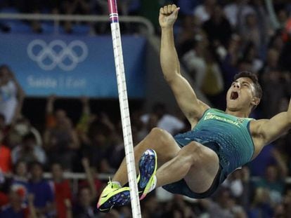 Thiago Braz cae sobre la colchoneta después de batir el récord olímpico.
