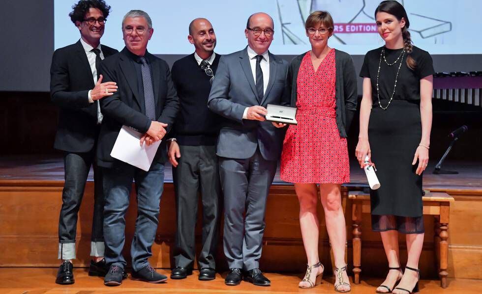 Desde la izquierda, Raphael Zagury-Orly, Robert Maggiori, Joseph Cohen, Jean-Sébastien Gérondeau, Marie Garrau —ganadora del premio 2019 de los Encuentros Filosóficos de Mónaco— y Carlota Casiraghi, en Mónaco.
