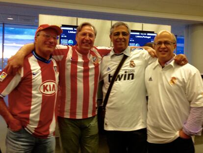 Luis Vidal, el segundo a la derecha en la imagen, junto a su hermano Ricardo y sus amigos colchoneros Luis y Javier.
