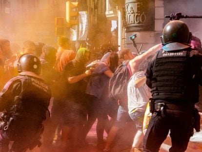 Las imágenes de los choques entre independentistas y Mossos d’esquadra en Barcelona