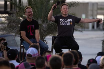 El presidente ejecutivo de T-Mobile, Mike Sievert (a la izquierda), y Elon Musk, en la presentación del proyecto en la base de SpaceX en Brownsville (Texas).